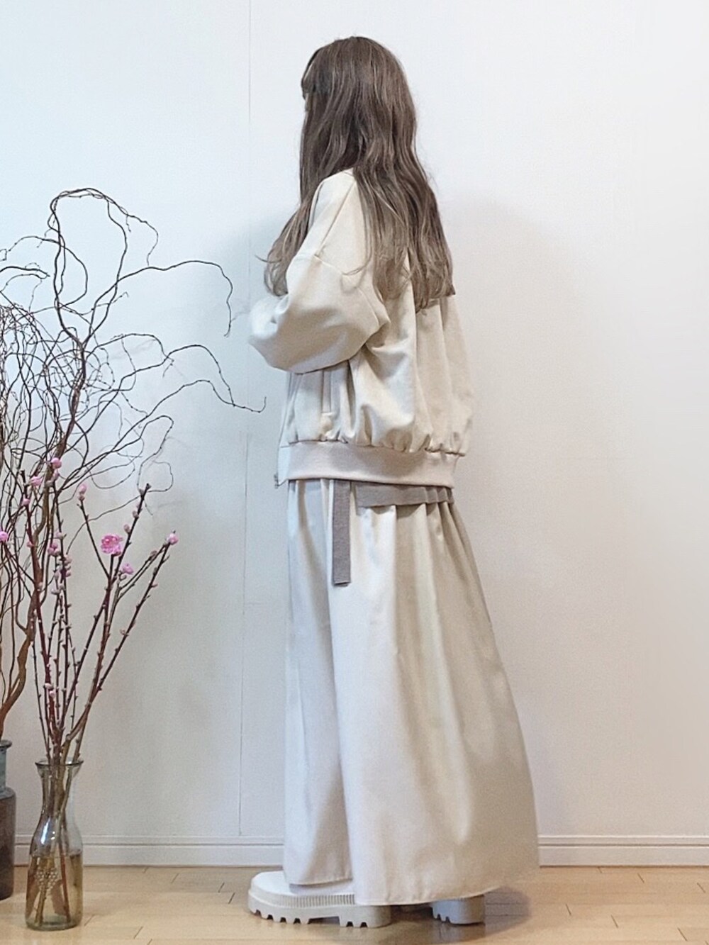 「ブルゾン、レザージャケット、春アウター、シャツワンピース、シャツワンピ、ベスト、ニットベスト、ショートブーツ、厚底シューズ、イエロー、淡色コーデ、淡色女子、レイヤードスタイル、春コーデ」|「ITEMS URBANRESEARCHのフェイクスエードブルゾン(ブルゾン、ホワイト系)」を使った、mikaさん(レディース・155cm)の冬コーディネートの2枚目の写真