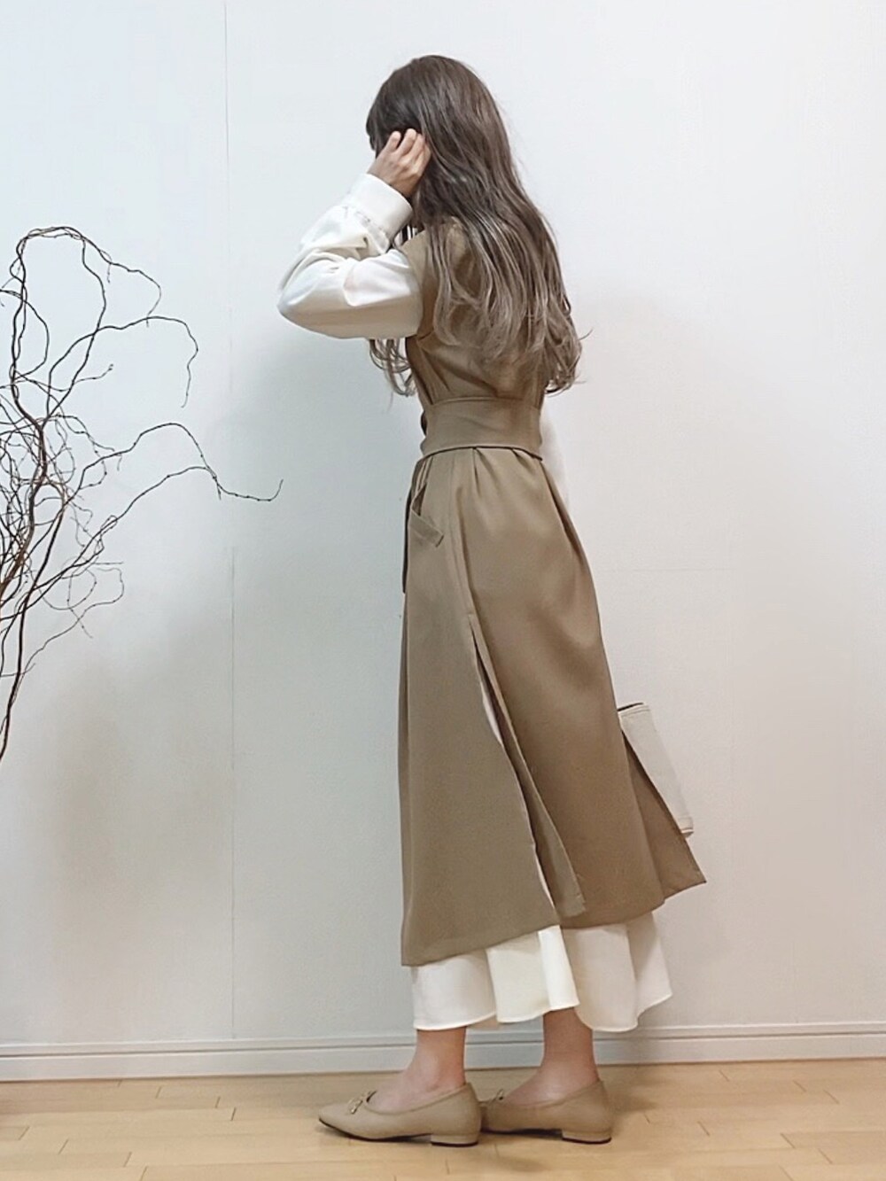 「春コーデ、ジレ、ロングジレ、ベスト、トレンチコート、シャツワンピ、シャツワンピース、トートバッグ、バレエシューズ、スクエアトゥ、オフィスカジュアル、入学式、はじめましてコーデ、淡色コーデ、淡色女子」｜「ECRIREの【TOMOコラボ】サイドスリットロングジレ（ワンピース、ベージュ系）」を使った、mikaさん（レディース・155cm）の春コーディネートの2枚目の写真