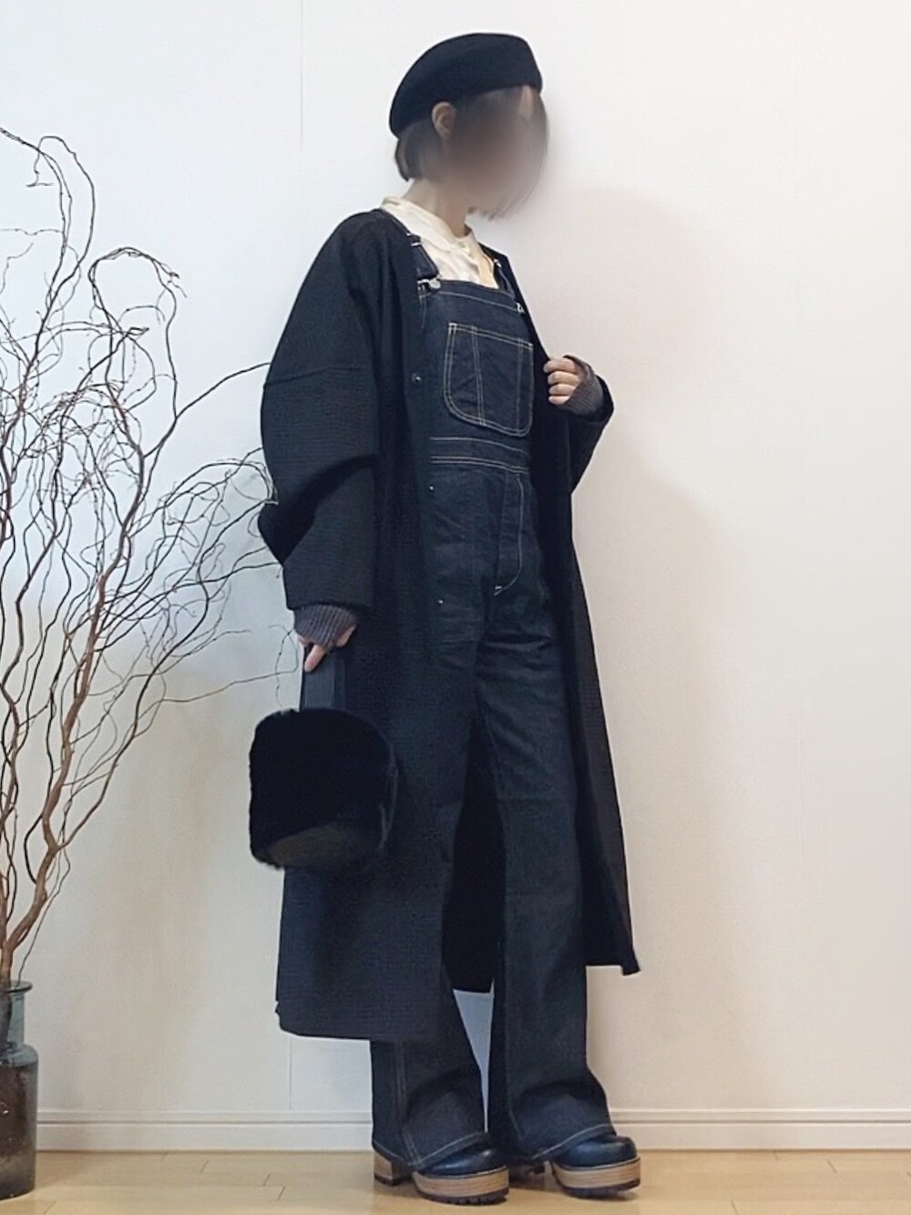 ブルー系のサロペット/オーバーオール、ブラック系のノーカラージャケット、オレンジ系のシャツ/ブラウスを着用したレディースの冬コーディネートの3枚目の写真