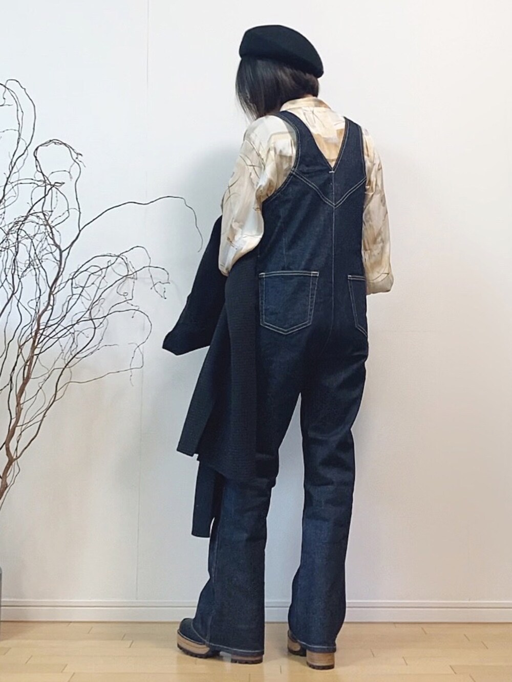 ブルー系のサロペット/オーバーオール、ブラック系のノーカラージャケット、オレンジ系のシャツ/ブラウスを着用したレディースの冬コーディネートの2枚目の写真