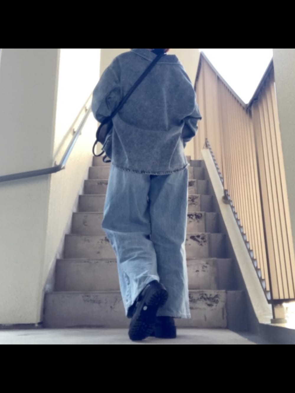 「デニムオンデニム、デニデニ、デニムジャケット、プルオーバー、デニムパンツ、ワイドパンツ、セットアップ、セットアップスタイル、チョーカー、キーチェーン、韓国ファッション、最近のいい感じコーデ」｜「しまむらのアイテム（デニムジャケット、ブルー系）」を使った、mikaさん（レディース・155cm）の秋コーディネートの4枚目の写真