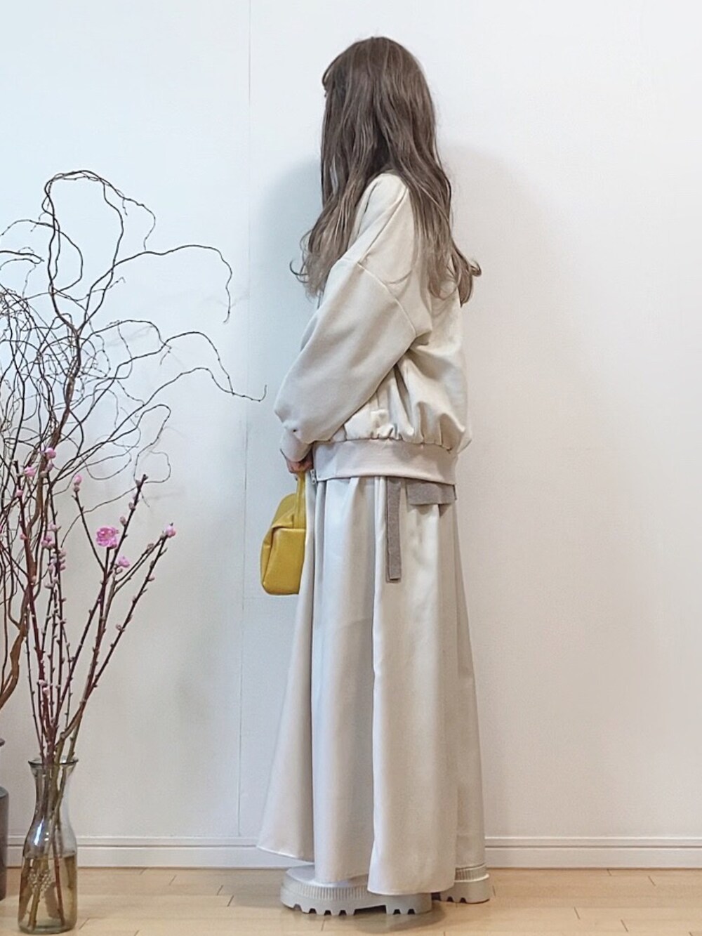 「ブルゾン、レザージャケット、春アウター、シャツワンピース、シャツワンピ、ベスト、ニットベスト、ショートブーツ、厚底シューズ、イエロー、淡色コーデ、淡色女子、レイヤードスタイル、春コーデ」|「ITEMS URBANRESEARCHのフェイクスエードブルゾン(ブルゾン、ホワイト系)」を使った、mikaさん(レディース・155cm)の冬コーディネートの4枚目の写真
