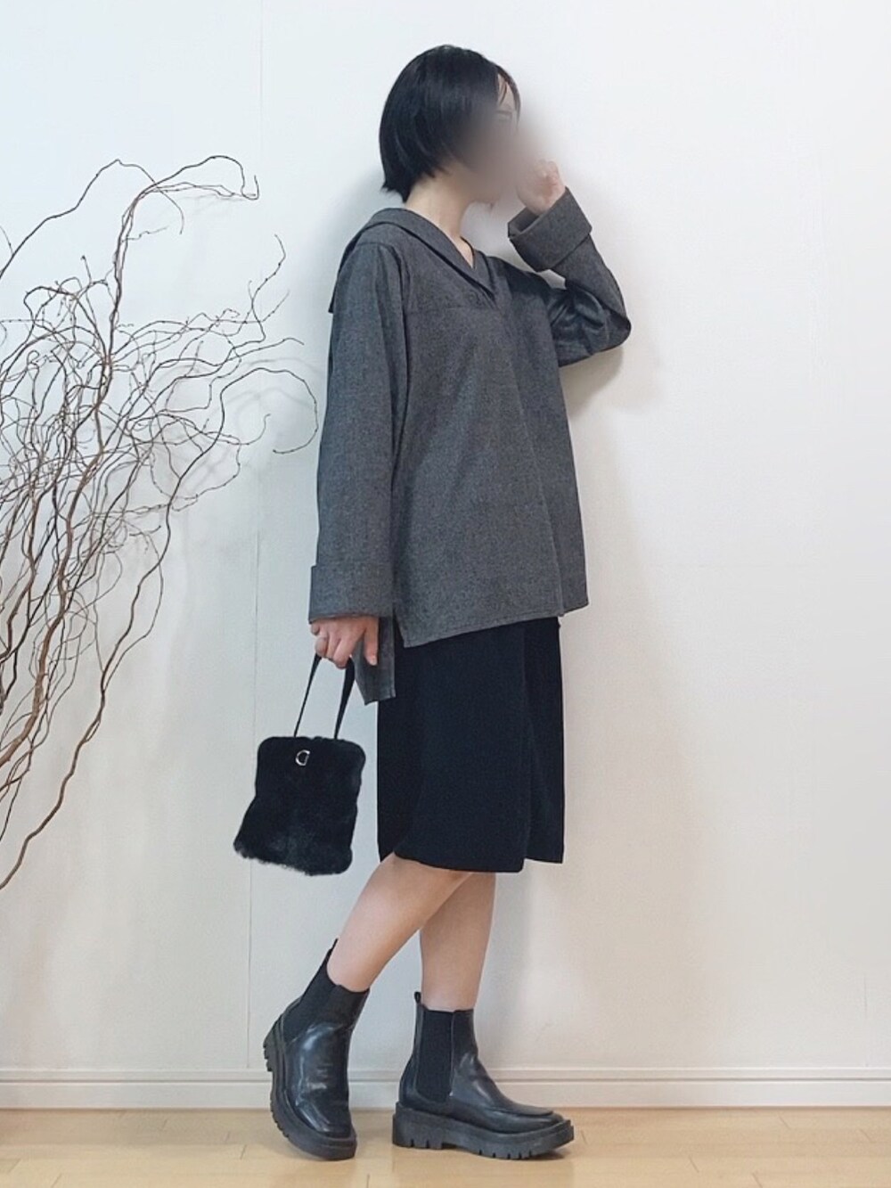 ブラック系のトップス、ブラック系のパンツ、ブラック系のブーツを着用したレディースの秋コーディネートの3枚目の写真