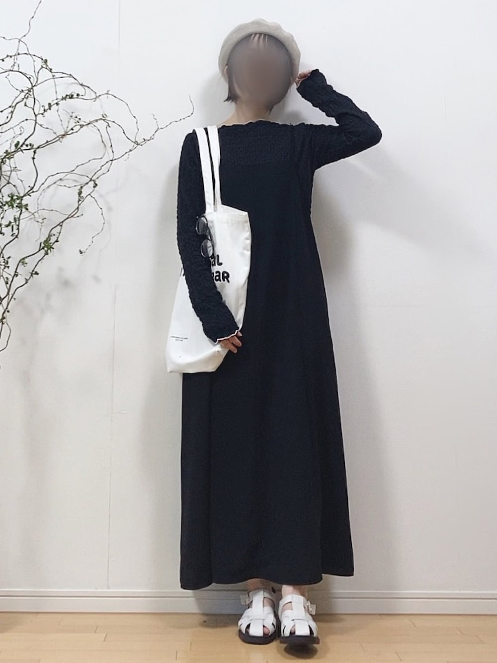 ブラック系のワンピース/ドレス、ブラック系のTシャツ/カットソー、ホワイト系のトートバッグを着用したレディースの春コーディネートの3枚目の写真