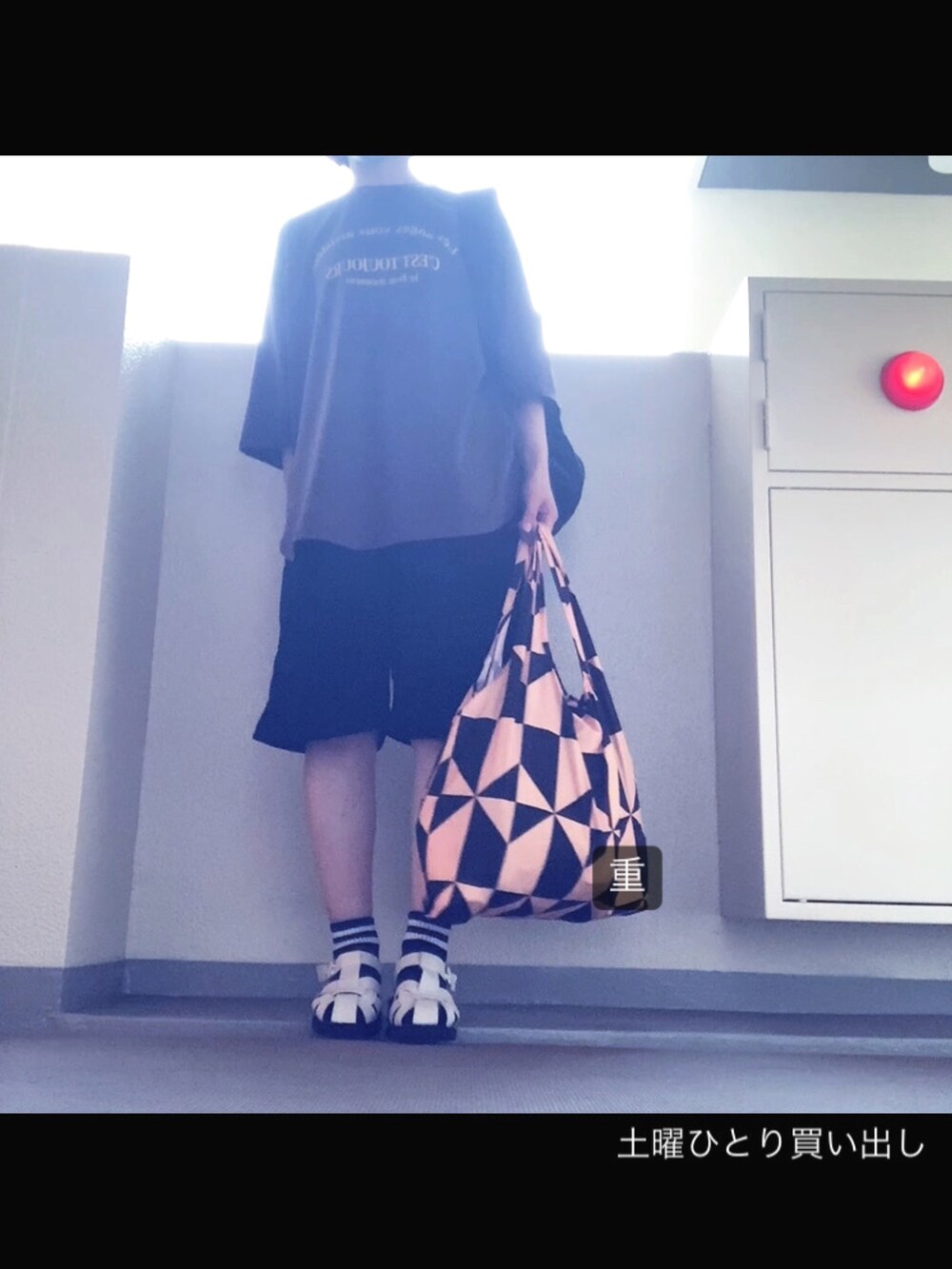 「アツいコーデ全部見せ、休日コーデ、メンズライク、メンズライクコーデ、ロゴT、Tシャツ、ハーフパンツ、コーデュロイパンツ、グルカサンダル、サンダル、ラインソックス、ストリート、モノトーン、モノトーンコーデ」｜「しまむらのアイテム（Tシャツ/カットソー、グレー系）」を使った、mikaさん（レディース・155cm）の夏コーディネートの3枚目の写真