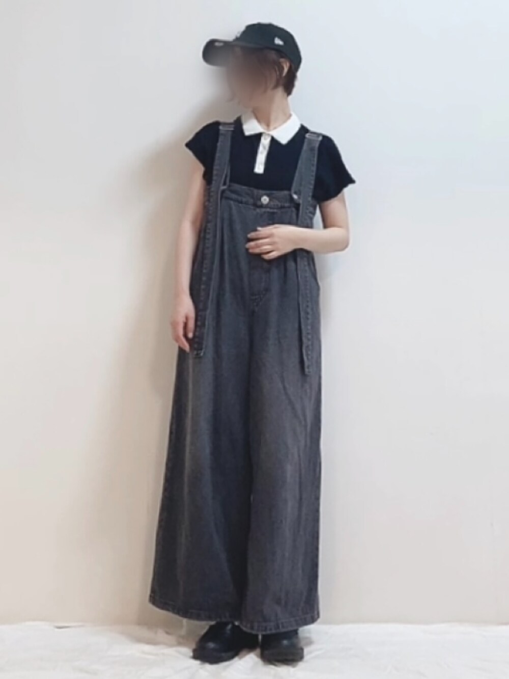ブラック系のトップス、ブラック系のシューズ、ブラック系のキャップを着用したレディースの夏コーディネートの2枚目の写真