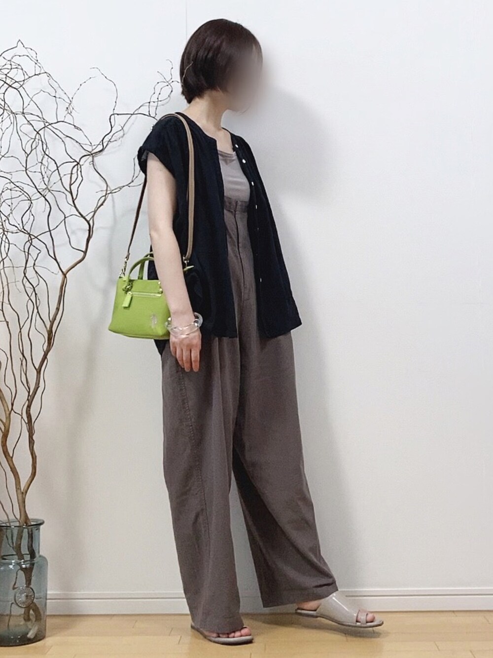 グレー系のサロペット/オーバーオール、グリーン系のショルダーバッグ、その他のバングル/リストバンドを着用したレディースの夏コーディネートの2枚目の写真