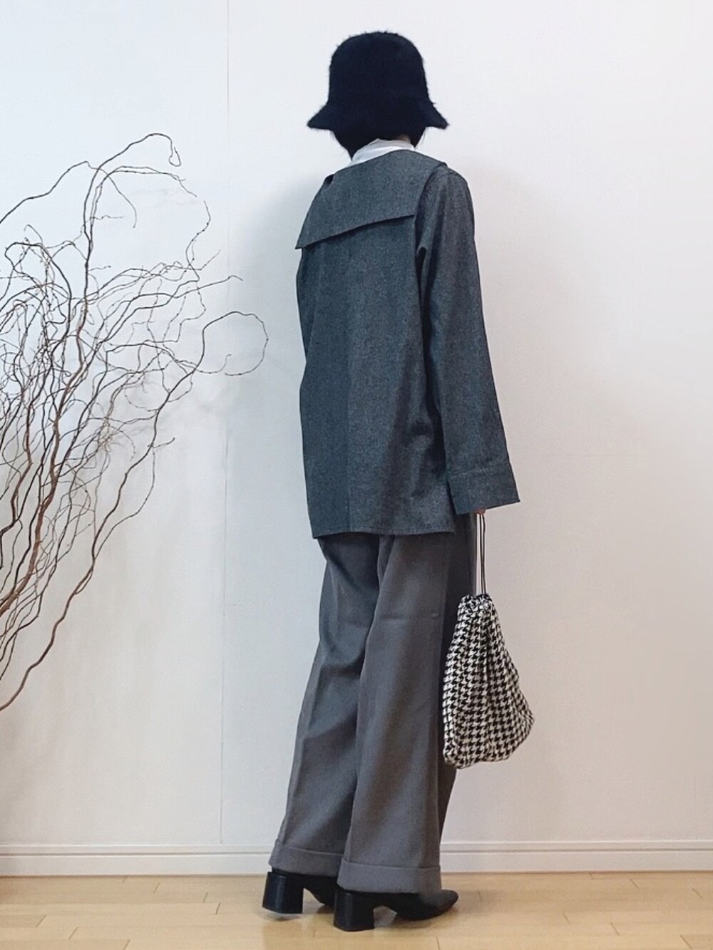 ブラック系のトップス、グレー系のパンツ、ホワイト系のTシャツ/カットソーを着用したレディースの秋コーディネートの3枚目の写真