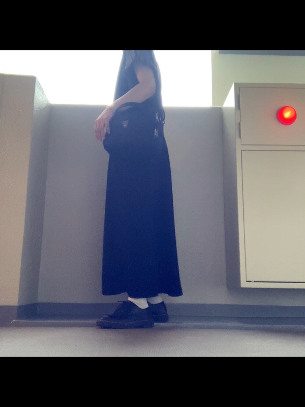 「ワンピース、キャミワンピ、カーキ、ブラック、秋色、ドレスシューズ、ショルダーバッグ」｜「しまむらの商品番号560-0674  税込2,420円（ワンピース/ドレス、ブラック系）」を使った、mikaさん（レディース・155cm）の秋コーディネートの3枚目の写真