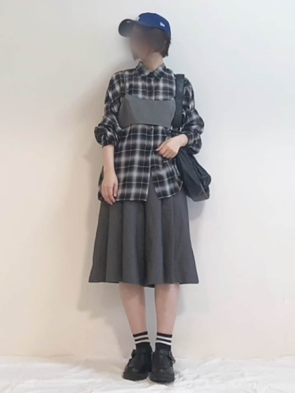 ブラック系のシャツ/ブラウス、グレー系のスラックス、ブラック系のショルダーバッグを着用したレディースの夏コーディネートの2枚目の写真