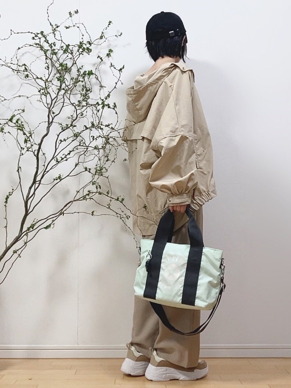 「マウンテンパーカー、ビスチェ、ショート丈トップス、キャップ、ショルダーバッグ、kipling、GU、スニーカー、厚底シューズ、ベージュ、ベージュコーデ、ワントーンコーデ、セットアップ、アウトドアスタイル、休日スタイル」｜「kiplingのミンタエム　（バッグ、グリーン系）」を使った、mikaさん（レディース・155cm）の春コーディネートの3枚目の写真