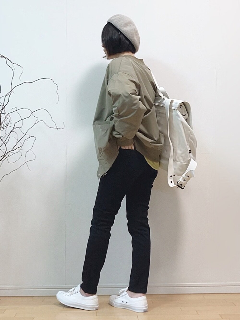 「MA-1、春アウター、ビッグシルエット、スキニーデニム、スキニー、EDWIN、スキニーパンツ、黒スキニー、白スニーカー、コンバース、リュック、ベレー帽、グリーン、アウトドアスタイル、オトナカジュアル」｜「fredy repitの【WEB限定】MA1　ビッグシルエット ブルゾン（MA-1、グリーン系）」を使った、mikaさん（レディース・155cm）の春コーディネートの2枚目の写真