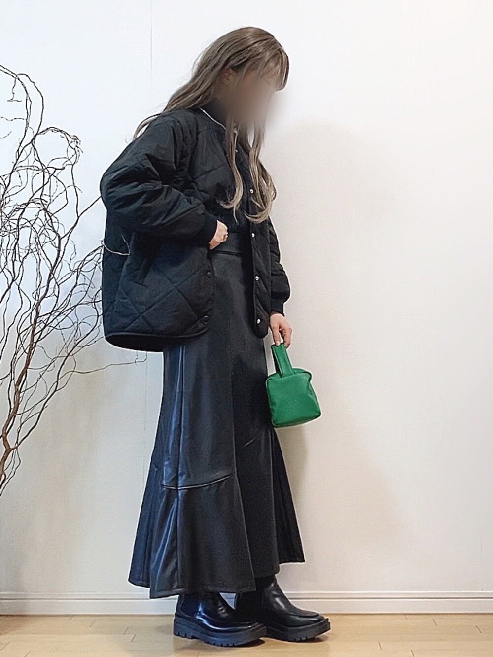 「キルティング、シルバーアクセサリー、ネックレス、オールブラック、マーメイドスカート、ロングスカート、グリーン、休日スタイル、ブーツ、ストリート、冬コーデ、大人カジュアル、きれいめカジュアル、ミニバッグ」|「ITEMS URBANRESEARCHの【一部WEB限定カラー/サイズ】中綿キルティングノーカラージャケット(その他アウター、ブラック系)」を使った、mikaさん(レディース・155cm)の冬コーディネートの2枚目の写真