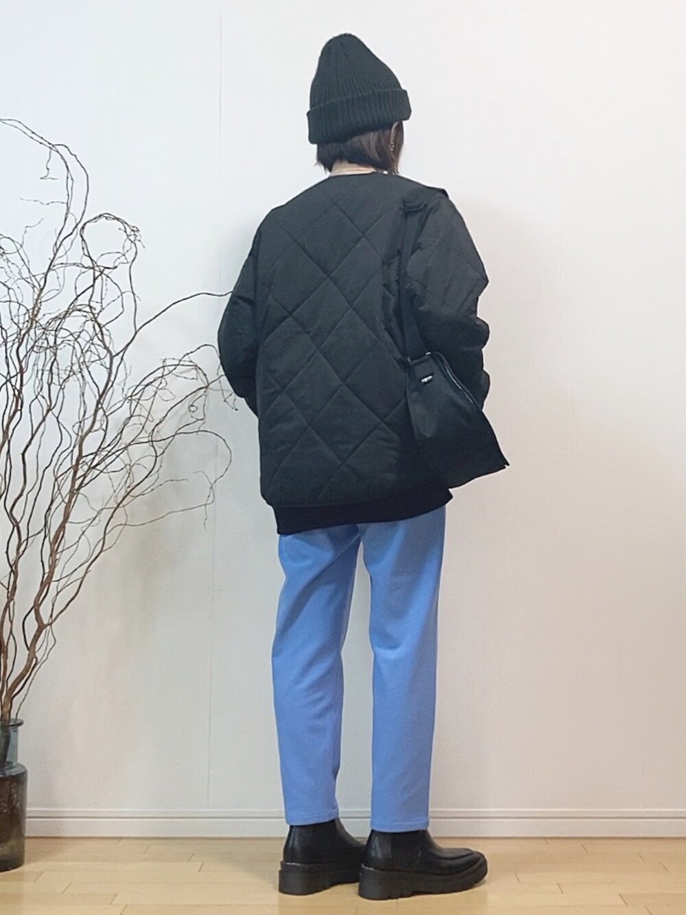 ブラック系のその他アウター、ブルー系のスウェット、ブルー系のその他パンツを着用したレディースの冬コーディネートの3枚目の写真