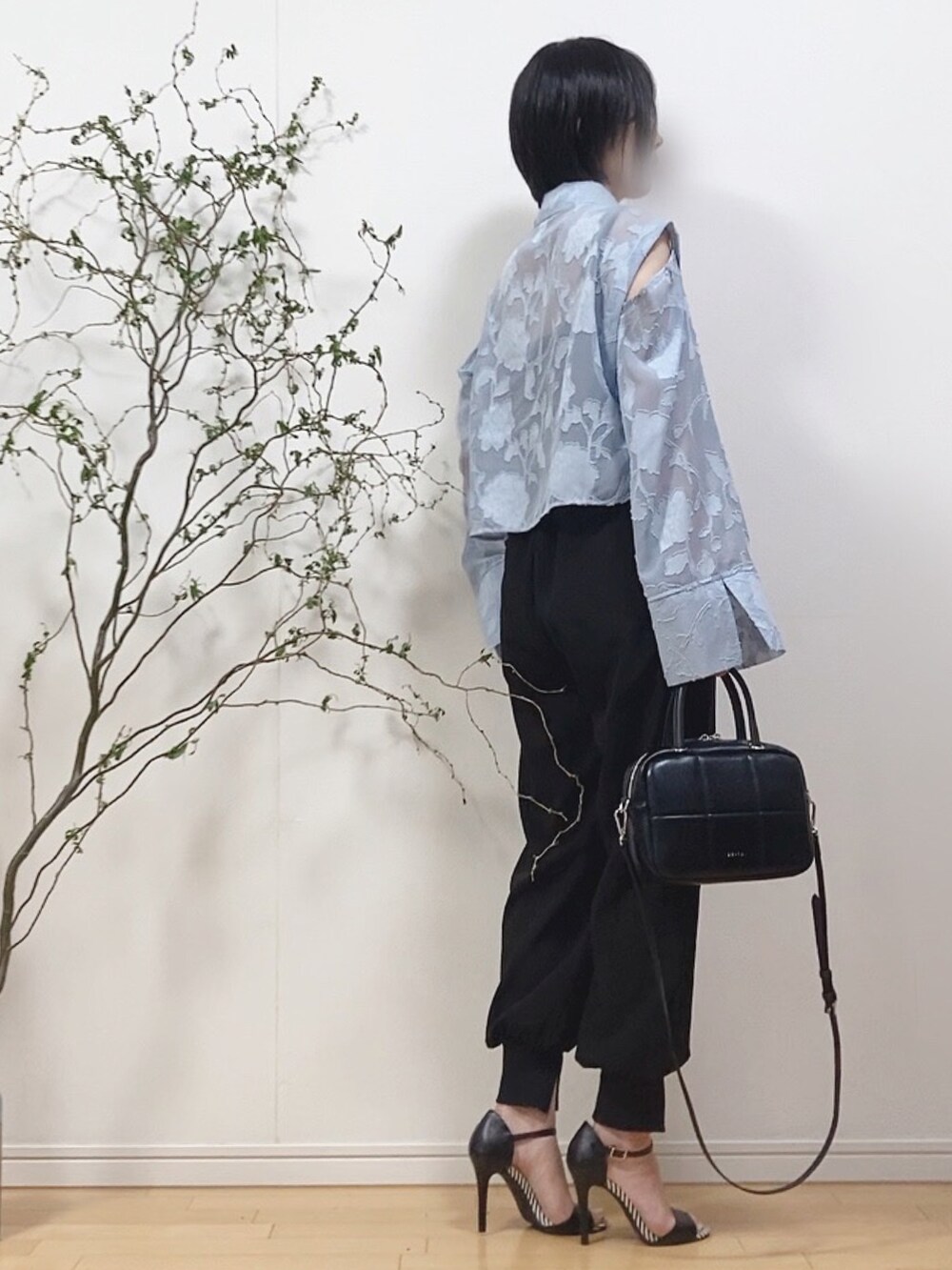 ブルー系のシャツ/ブラウス、ブラック系のその他パンツ、ブラック系のショルダーバッグを着用したレディースの春コーディネートの2枚目の写真