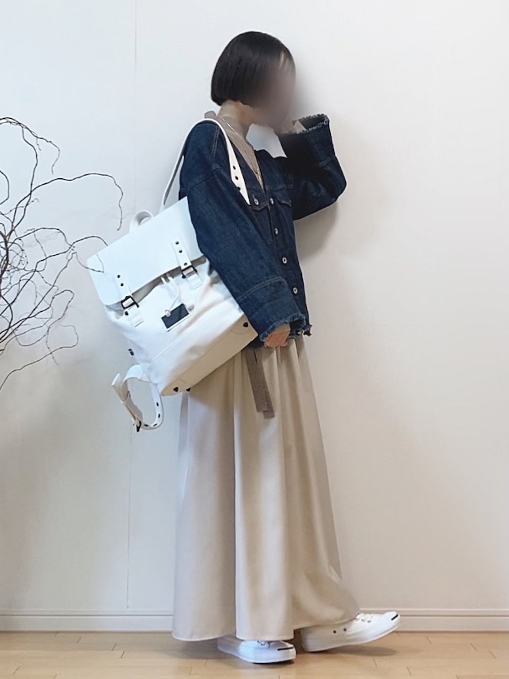「バッグパック、リュック、GASTONLUGA、ワンピース、ロングワンピース、ニットベスト、ボリューム袖、シャツワンピ、春アウター、デニム、デニムジャケット、ゴールドアクセ、コンバース、白スニーカー、春コーデ」｜「GASTON LUGAの【Gaston Luga ガストンルーガ】 Praper(プローペル) バックパック/リュック（バックパック/リュック、ホワイト系）」を使った、mikaさん（レディース・155cm）の春コーディネートの4枚目の写真