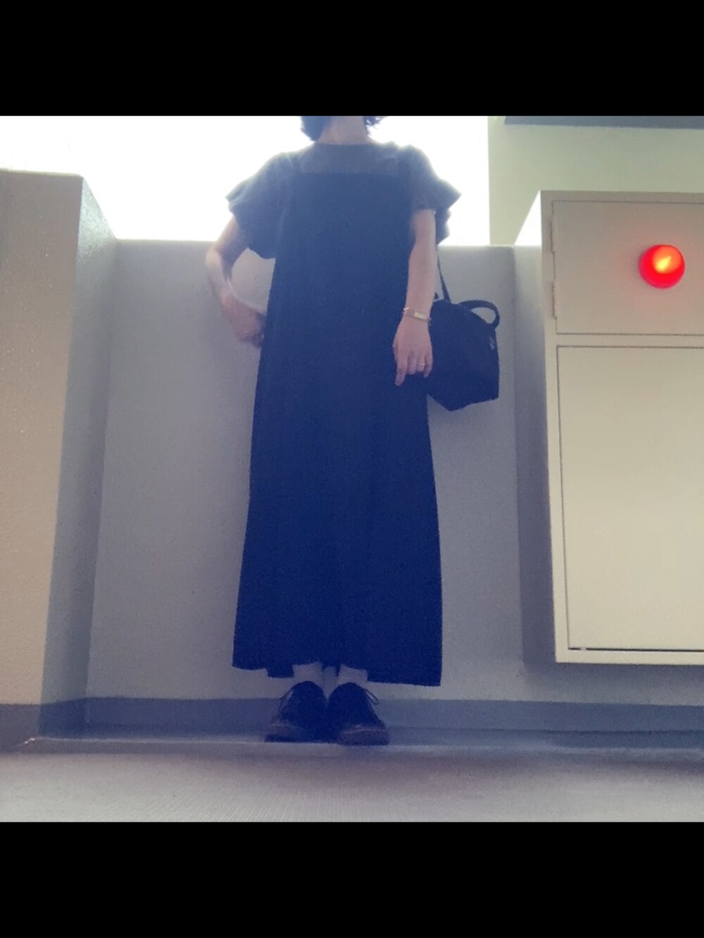 「ワンピース、キャミワンピ、カーキ、ブラック、秋色、ドレスシューズ、ショルダーバッグ」｜「しまむらの商品番号560-0674  税込2,420円（ワンピース/ドレス、ブラック系）」を使った、mikaさん（レディース・155cm）の秋コーディネートの2枚目の写真