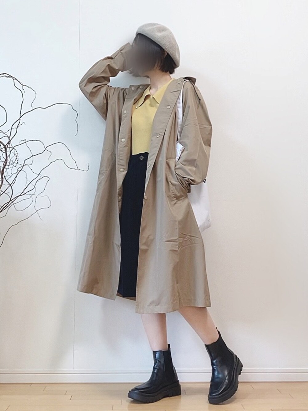 「レインコート、雨の日コーデ、春アウター、ビッグカラー、襟付きトップス、春ニット、イエロー、ハーフパンツ、スクエアトゥ、サイドゴアブーツ、ブーツ、トートバッグ、ベレー帽、プチプラ、オフィスカジュアル」｜「Traditional WeatherwearのPENRITH RAIN PACKABLE / パッカブルレインコート（レインコート/ポンチョ、ベージュ系）」を使った、mikaさん（レディース・155cm）の春コーディネートの2枚目の写真