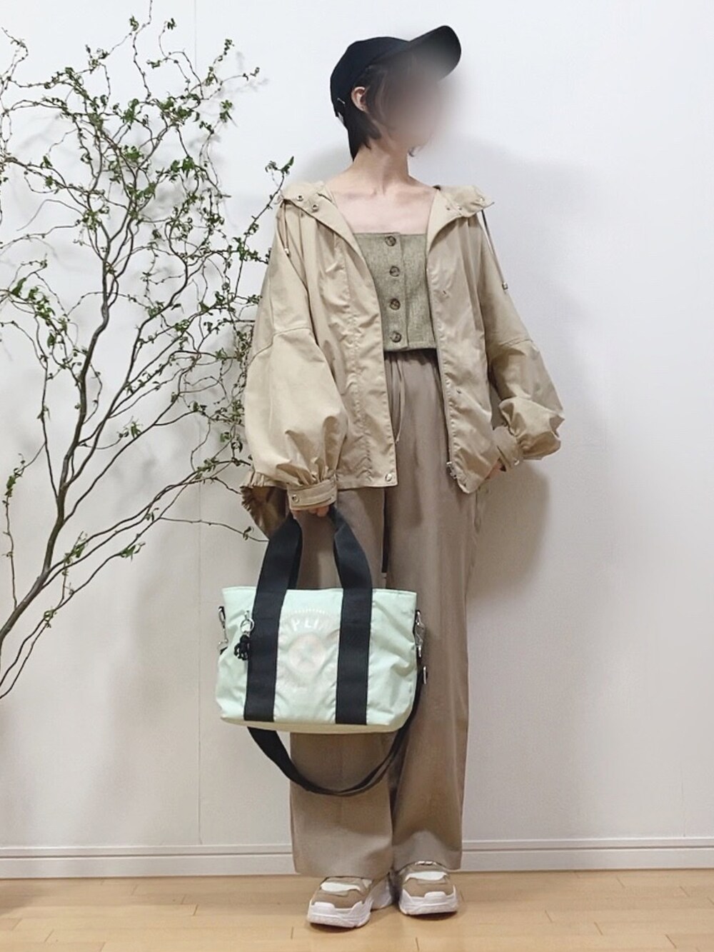 「マウンテンパーカー、ビスチェ、ショート丈トップス、キャップ、ショルダーバッグ、kipling、GU、スニーカー、厚底シューズ、ベージュ、ベージュコーデ、ワントーンコーデ、セットアップ、アウトドアスタイル、休日スタイル」｜「kiplingのミンタエム　（バッグ、グリーン系）」を使った、mikaさん（レディース・155cm）の春コーディネートの2枚目の写真