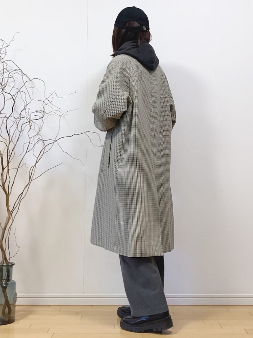 ベージュ系のジャケット/アウター、グレー系のパーカー、グレー系のパンツを着用したレディースの冬コーディネートの3枚目の写真