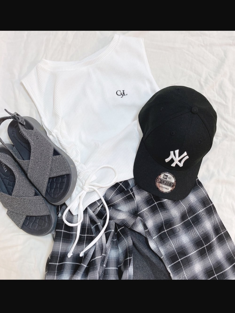 「NEW ERA、ニューエラ、タンクトップ、シアーシャツ、チェックシャツ、ジョーツ、ハーフパンツ、デニムパンツ、しまむら、アベイル、vivaia、韓国ファッション、モノトーン、モノトーンコーデ」｜「NEW ERAのニューエラ ベースボールキャップ 帽子 MLB 9FORTY（キャップ、ブラック系）」を使った、mikaさん（レディース・155cm）の夏コーディネートの4枚目の写真