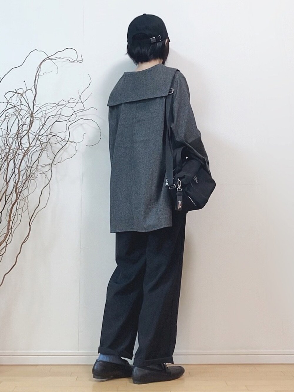 ブラック系のトップス、ブラック系のその他パンツ、ブラック系のショルダーバッグを着用したレディースの秋コーディネートの3枚目の写真