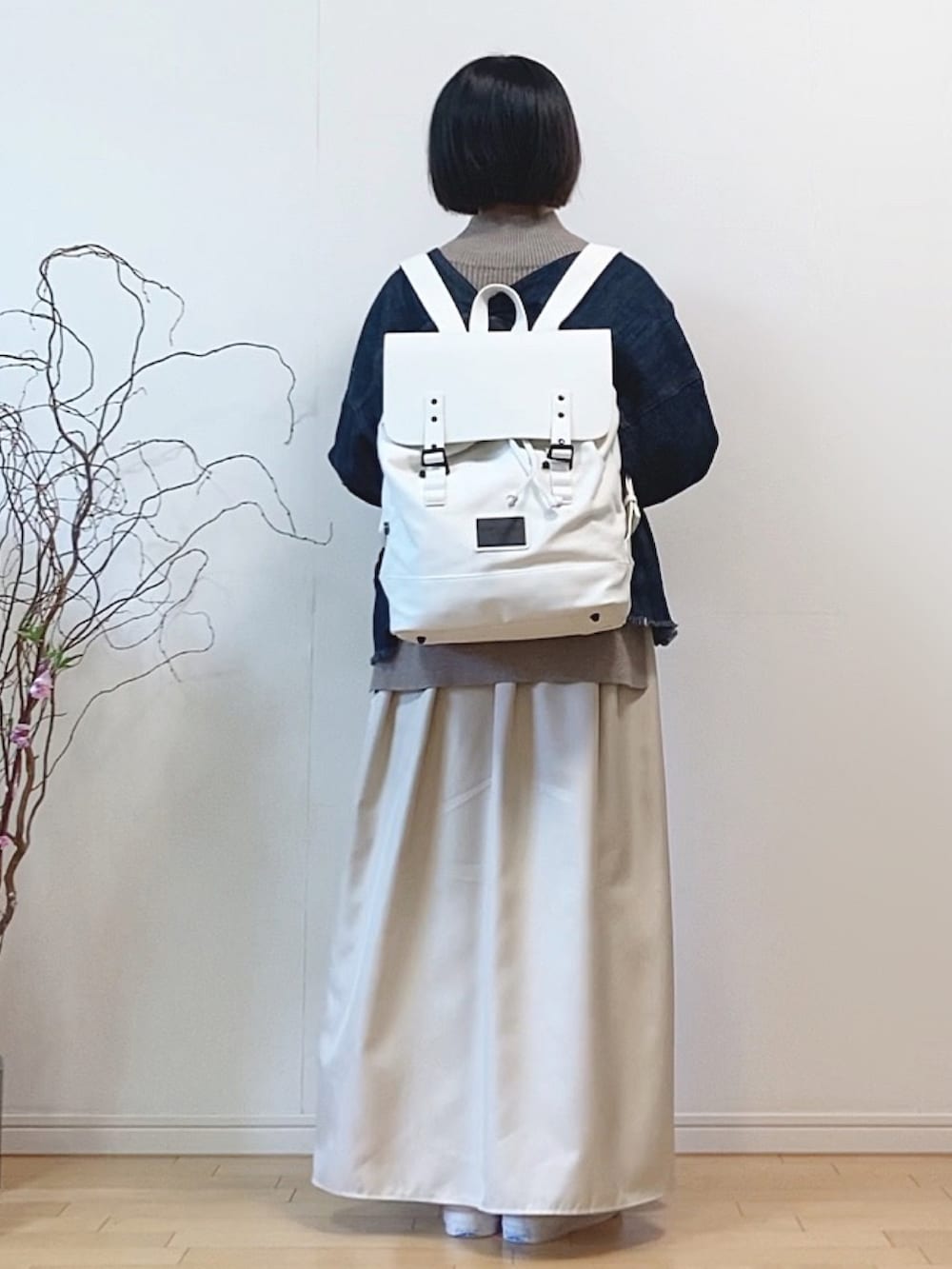「バッグパック、リュック、GASTONLUGA、ワンピース、ロングワンピース、ニットベスト、ボリューム袖、シャツワンピ、春アウター、デニム、デニムジャケット、ゴールドアクセ、コンバース、白スニーカー、春コーデ」｜「GASTON LUGAの【Gaston Luga ガストンルーガ】 Praper(プローペル) バックパック/リュック（バックパック/リュック、ホワイト系）」を使った、mikaさん（レディース・155cm）の春コーディネートの5枚目の写真