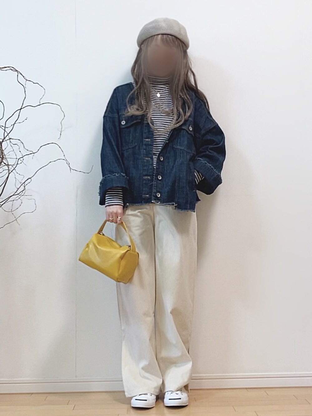 「ボーダー、ボーダートップス、コーデュロイパンツ、リブパンツ、スリットパンツ、デニムジャケット、マリン、ベレー帽、白スニーカー、コンバース、イエロー、カラーパレット、韓国ファッション、休日スタイル」|「M2SUQAREDの【M2SUQARED/エムツースクエア】ボーダータートルネックロングスリーブTシャツ(Tシャツ/カットソー、グレー系)」を使った、mikaさん(レディース・155cm)の冬コーディネートの2枚目の写真