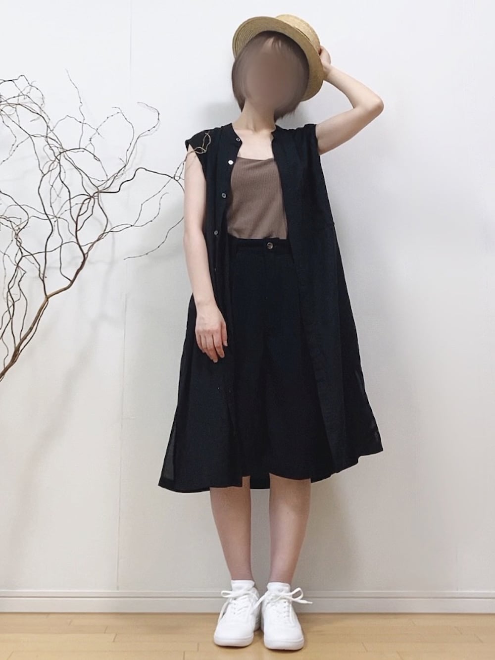 「アツいコーデ全部見せ、ベスト、ロングベスト、シャツスタイル、シャツワンピ、ワンピース、ハーフパンツ、ショートパンツ、厚底シューズ、スニーカー、麦わら帽子、プチプラ、ブラウン、ブラック、夏コーデ」｜「VIVAIAのアイテム（スニーカー、ホワイト系）」を使った、mikaさん（レディース・155cm）の夏コーディネートの2枚目の写真