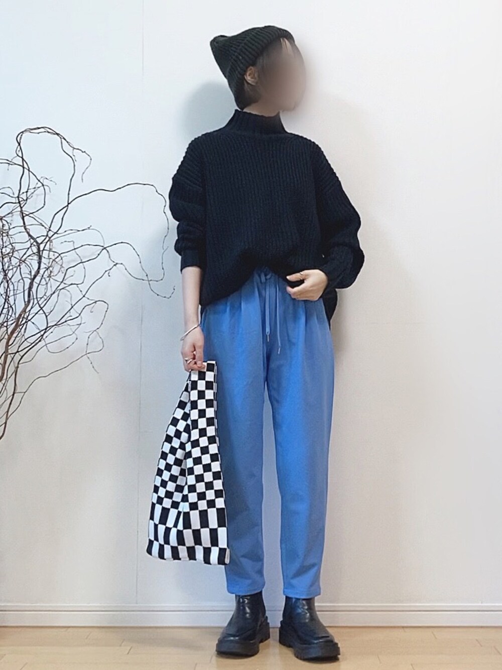 「チェック、ブーツ、ワントーンコーデ、ブルー、ニット帽、カラーパンツ、ハイネック、タートルネック、サイドゴアブーツ、タックイン、タートルネックニット、厚底シューズ、ミニバッグ、フラッグチェック、チェック柄に恋してる」｜「green label relaxingの【WEB限定】［ XS /H148-155㎝］オルマイパンツ ウラキモウ テーパード -ストレッチ・防シワ・帯電防止・マシーンウォッシャブル-（その他パンツ、ブルー系）」を使った、mikaさん（レディース・155cm）の秋コーディネートの3枚目の写真