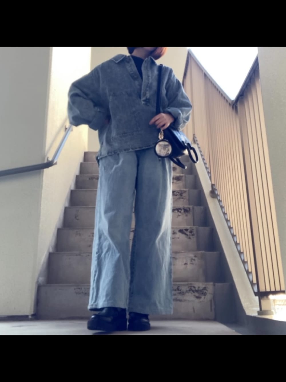 「デニムオンデニム、デニデニ、デニムジャケット、プルオーバー、デニムパンツ、ワイドパンツ、セットアップ、セットアップスタイル、チョーカー、キーチェーン、韓国ファッション、最近のいい感じコーデ」｜「しまむらのアイテム（デニムジャケット、ブルー系）」を使った、mikaさん（レディース・155cm）の秋コーディネートの3枚目の写真