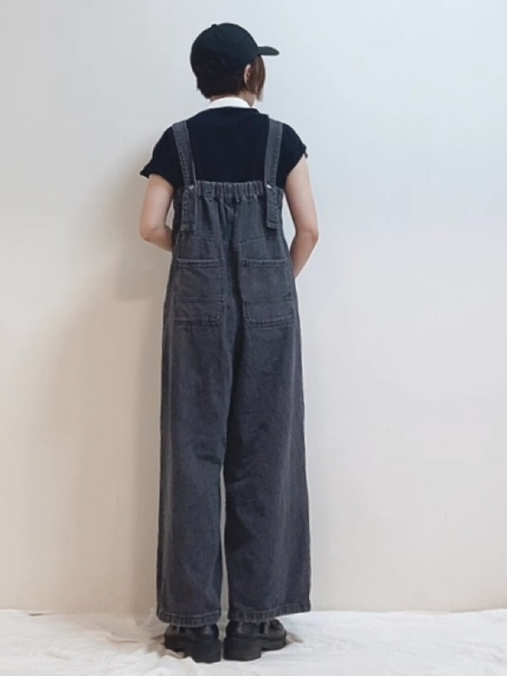 ブラック系のトップス、ブラック系のシューズ、ブラック系のキャップを着用したレディースの夏コーディネートの4枚目の写真