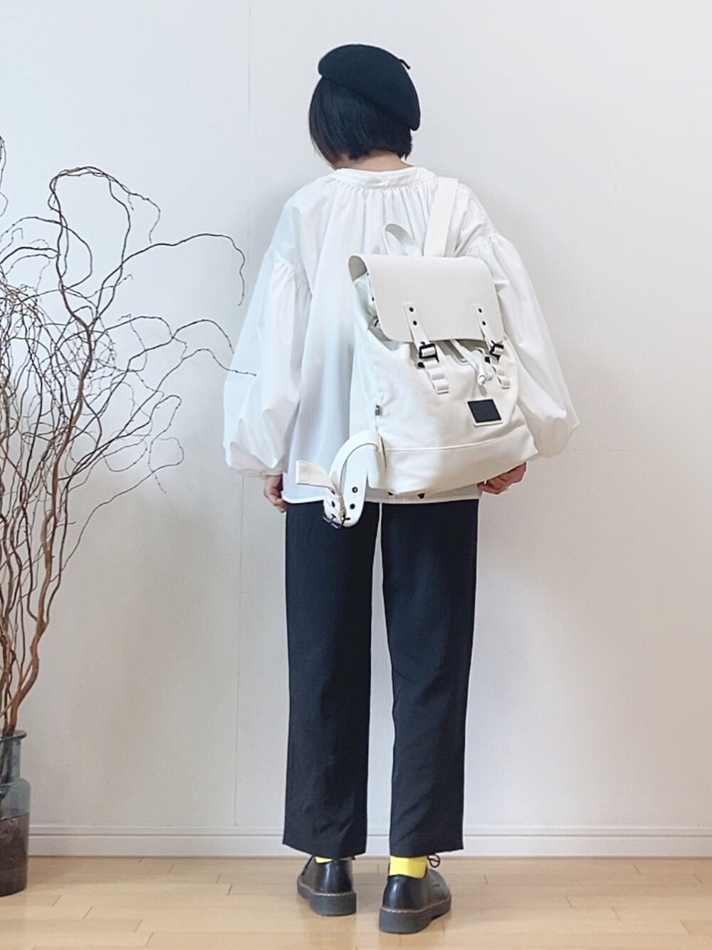 ホワイト系のシャツ/ブラウス、ホワイト系のニット/セーター、ブラック系のその他パンツを着用したレディースの春コーディネートの3枚目の写真