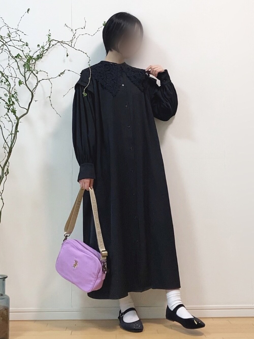 ブラック系のシャツワンピース、パープル系のショルダーバッグ、ブラック系のバレエシューズを着用したレディースの春コーディネートの3枚目の写真