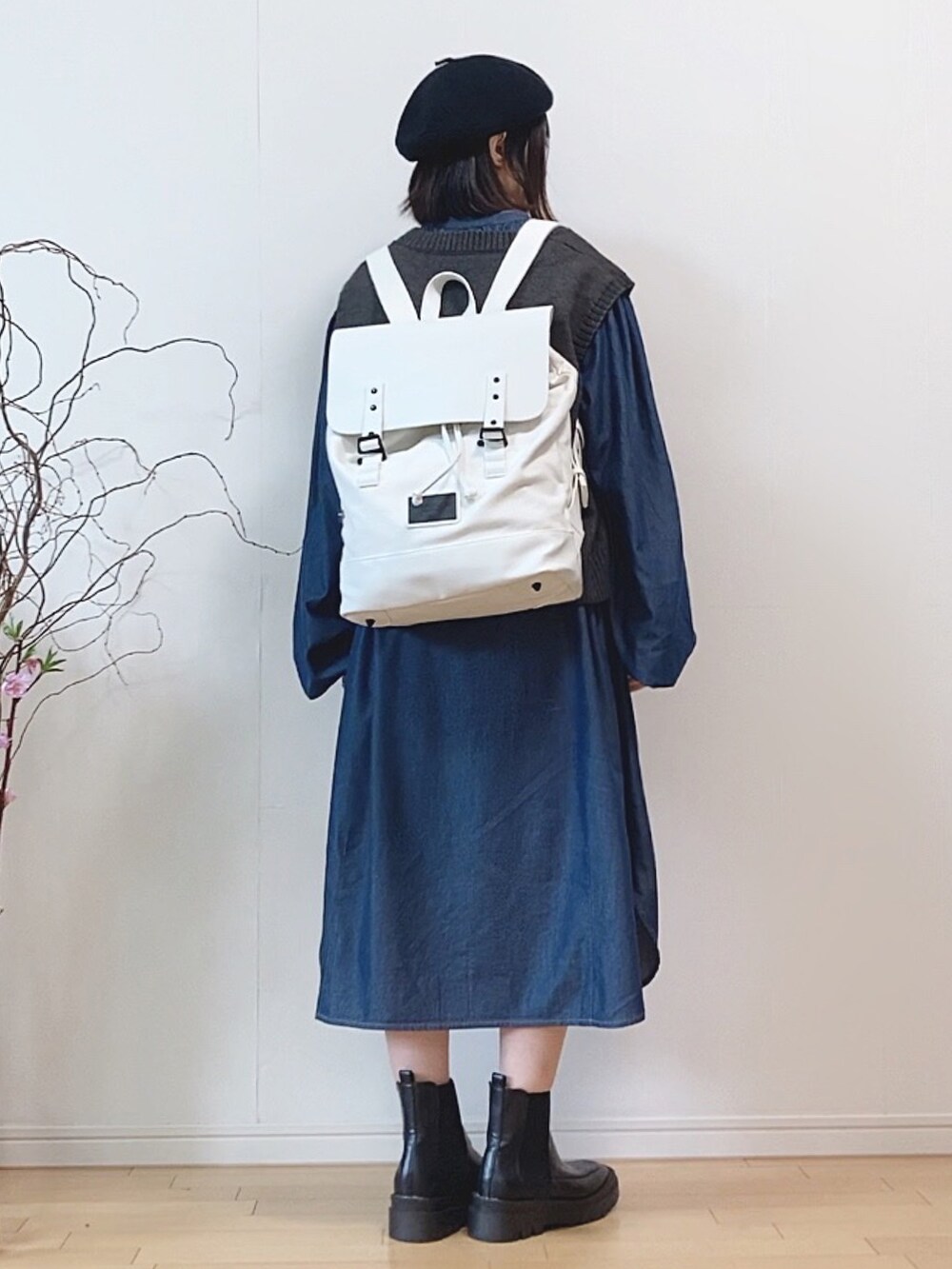「デニム、デニムワンピース、シャツワンピ、ボリューム袖、ニットベスト、ベスト、バックパック、リュック、GASTONLUGA、スクエアトゥ、サイドゴアブーツ、ベレー帽、春コーデ、シャツスタイル、レイヤードスタイル」｜「COTORICAの【THE DAYZ TOKYO】ボリュームスリーブデニムワンピース（ワンピース、ブルー系）」を使った、mikaさん（レディース・155cm）の春コーディネートの5枚目の写真
