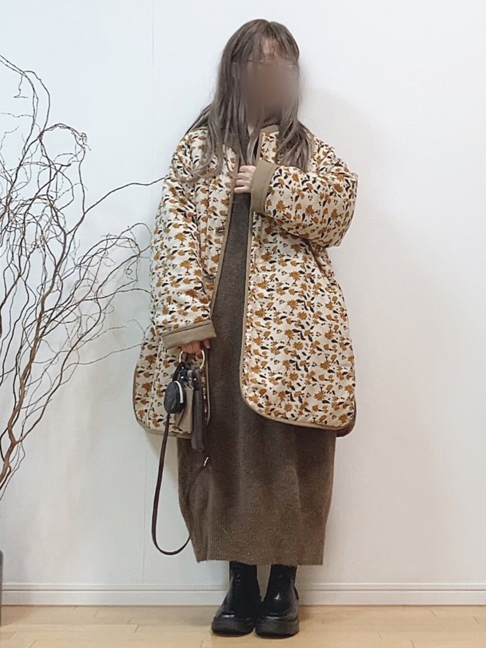 「クリスマスに着たい服、マイベストコーデ2021、花柄、キルティングジャケット、ノーカラーコート、ニットワンピース、パーカー、ブーツ、サイドゴアブーツ、ミニバッグ、しまむら、ブラウン、休日スタイル、ビッグシルエット」｜「UR Lab.のUR Lab.　柄リバーシブルキルティングブルゾン（ダウンジャケット/コート、ベージュ系）」を使った、mikaさん（レディース・155cm）の冬コーディネートの2枚目の写真