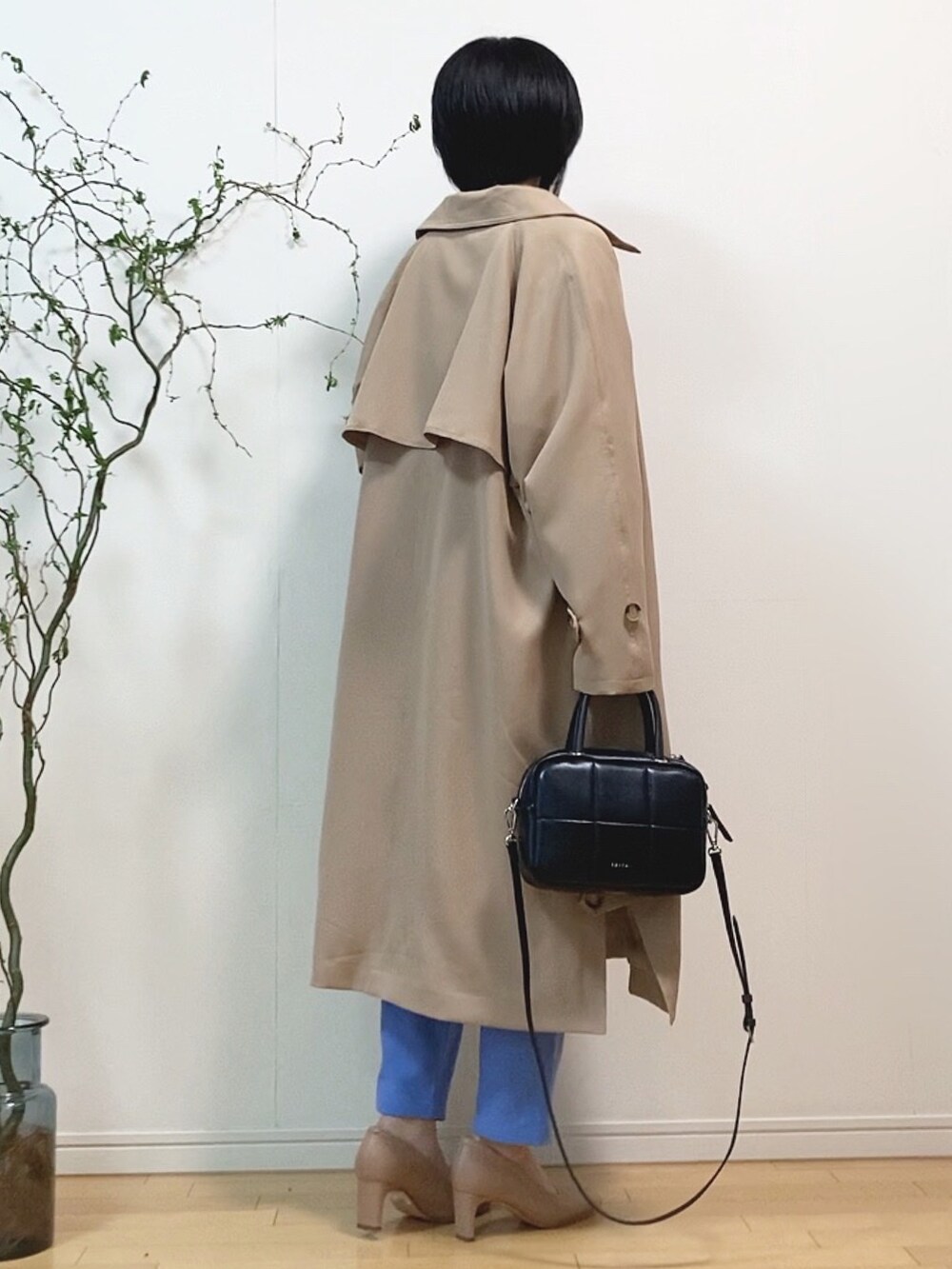 「トレンチコート、ボウタイブラウス、ボウタイ、シャツスタイル、カラーパンツ、スラックス、パンプス、ショルダーバッグ、キレイめ、オフィスカジュアル、お仕事コーデ、春服みてみて、春コーデ、ベージュ、ブルー」|「ECRIREの【陽コラボ】サイドスリットトレンチコート(トレンチコート、ベージュ系)」を使った、mikaさん(レディース・155cm)の春コーディネートの4枚目の写真