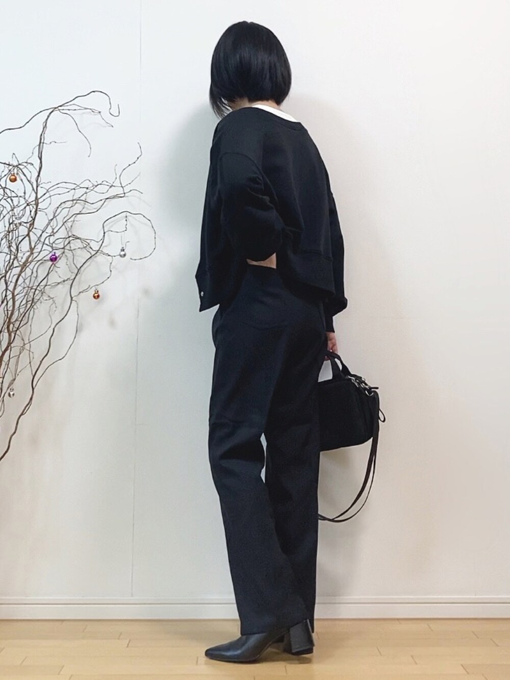 「秋ルック紹介するよ、カーディガン、リブニット、スラックス、フレアパンツ、LEE、ブーツ、ショートブーツ、ショルダーバッグ、モノトーン、モノトーンコーデ、メガネ女子、きれいめカジュアル、韓国ファッション」|「WranglerのWRANCHER/ランチャー センタープレス スラックス フレアドレスパンツ(スラックス、ブラック系)」を使った、mikaさん(レディース・155cm)の秋コーディネートの3枚目の写真