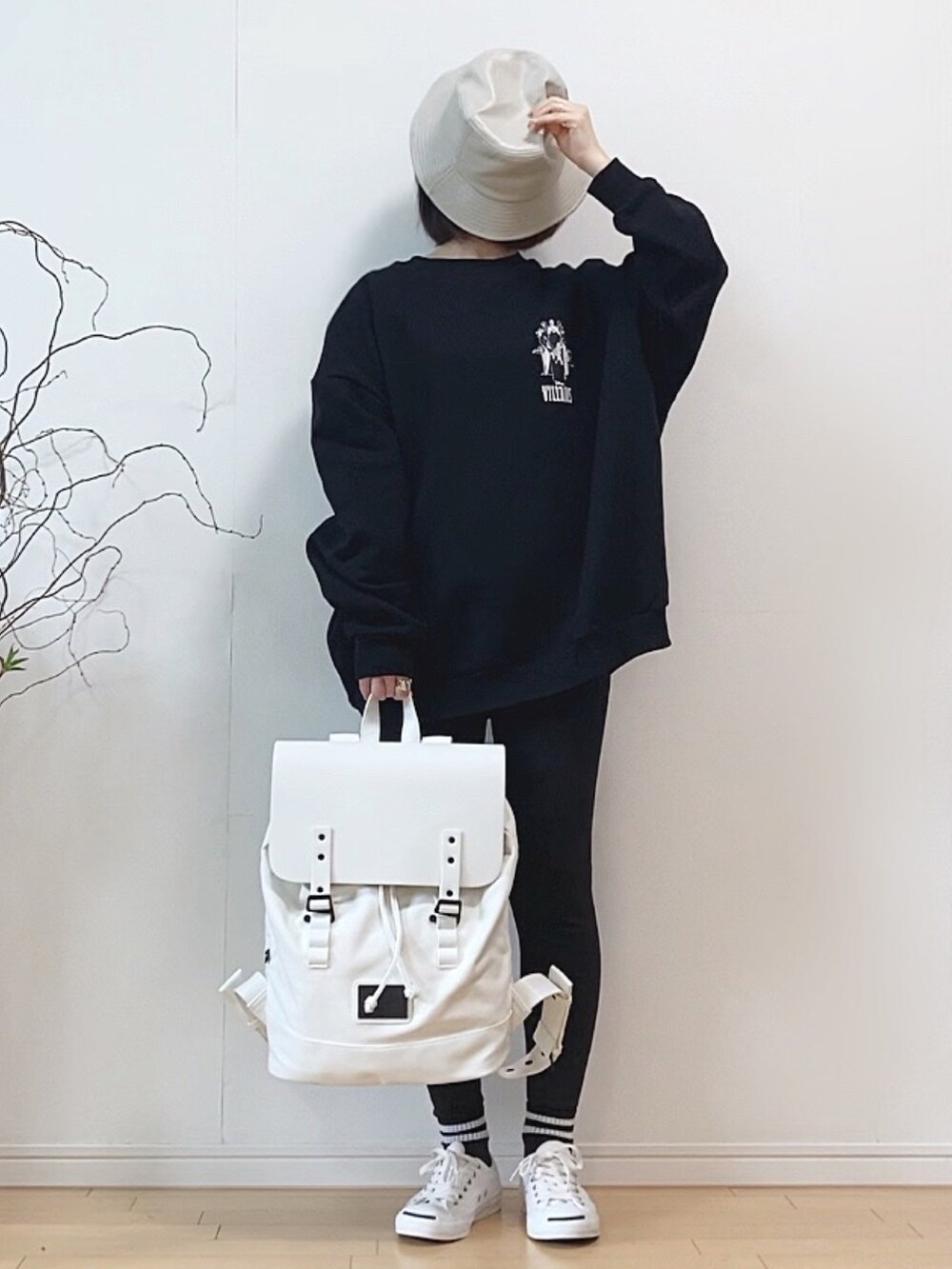 「スウェット、ビッグシルエット、バックプリント、FIG&VIPER、ディズニー、スキニーパンツ、バックパック、リュック、バケットハット、コンバース、ラインソックス、モノトーン、モノトーンコーデ、ストリート、ストリートコーデ」｜「FIG&VIPERのDisney villains BIG PO（Tシャツ/カットソー、ブラック系）」を使った、mikaさん（レディース・155cm）の春コーディネートの2枚目の写真