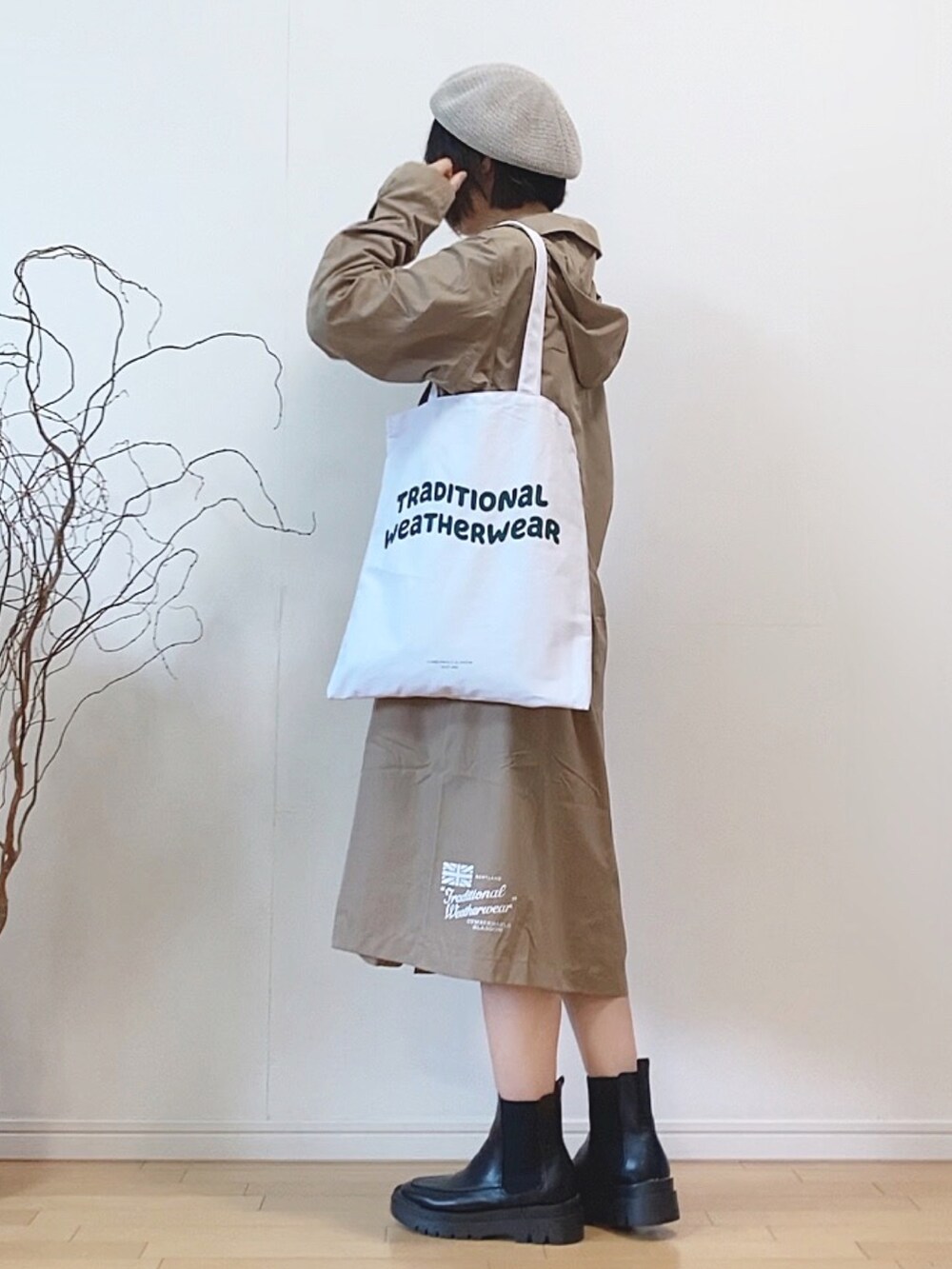 「レインコート、雨の日コーデ、春アウター、ビッグカラー、襟付きトップス、春ニット、イエロー、ハーフパンツ、スクエアトゥ、サイドゴアブーツ、ブーツ、トートバッグ、ベレー帽、プチプラ、オフィスカジュアル」｜「Traditional WeatherwearのPENRITH RAIN PACKABLE / パッカブルレインコート（レインコート/ポンチョ、ベージュ系）」を使った、mikaさん（レディース・155cm）の春コーディネートの3枚目の写真