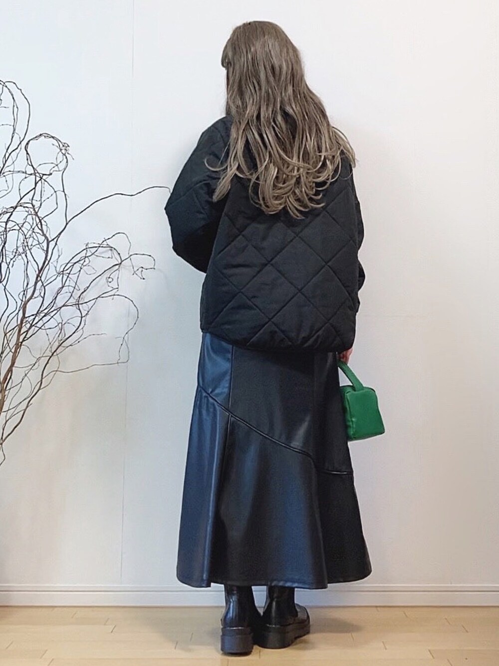 「キルティング、シルバーアクセサリー、ネックレス、オールブラック、マーメイドスカート、ロングスカート、グリーン、休日スタイル、ブーツ、ストリート、冬コーデ、大人カジュアル、きれいめカジュアル、ミニバッグ」|「ITEMS URBANRESEARCHの【一部WEB限定カラー/サイズ】中綿キルティングノーカラージャケット(その他アウター、ブラック系)」を使った、mikaさん(レディース・155cm)の冬コーディネートの3枚目の写真