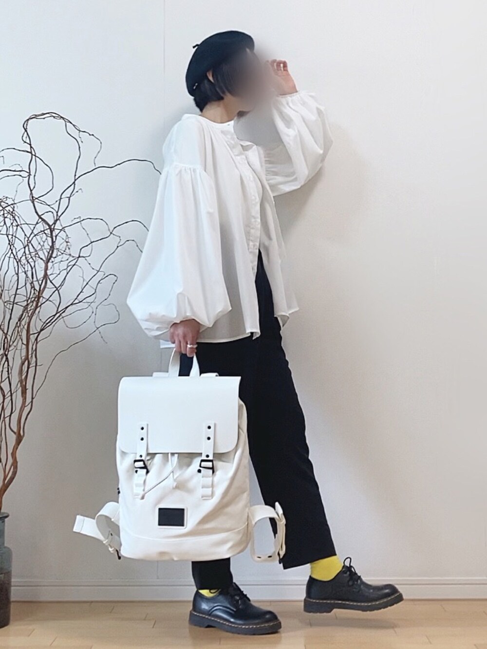 ホワイト系のシャツ/ブラウス、ホワイト系のニット/セーター、ブラック系のその他パンツを着用したレディースの春コーディネートの2枚目の写真