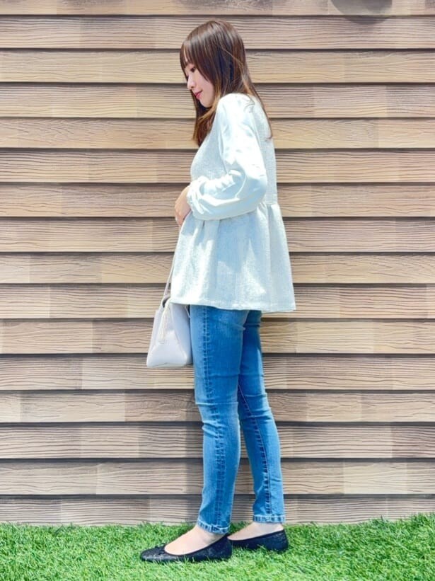 ホワイト系のシャツ/ブラウス、ブルー系のデニムパンツ、ブラック系のその他シューズを着用したレディースの春コーディネートの2枚目の写真