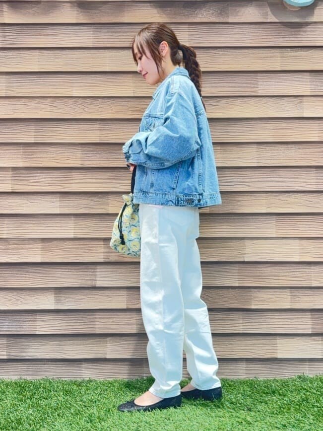 ブルー系のデニムジャケット、ピンク系のスウェット、ホワイト系のデニムパンツを着用したレディースの冬コーディネートの2枚目の写真