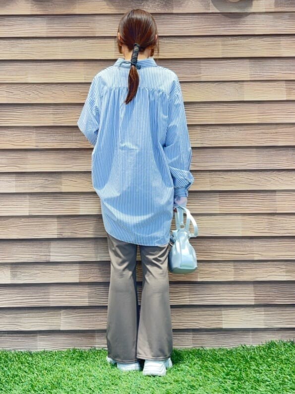 ブルー系のシャツ/ブラウス、ホワイト系のTシャツ/カットソー、ブラウン系のその他パンツを着用したレディースの春コーディネートの3枚目の写真