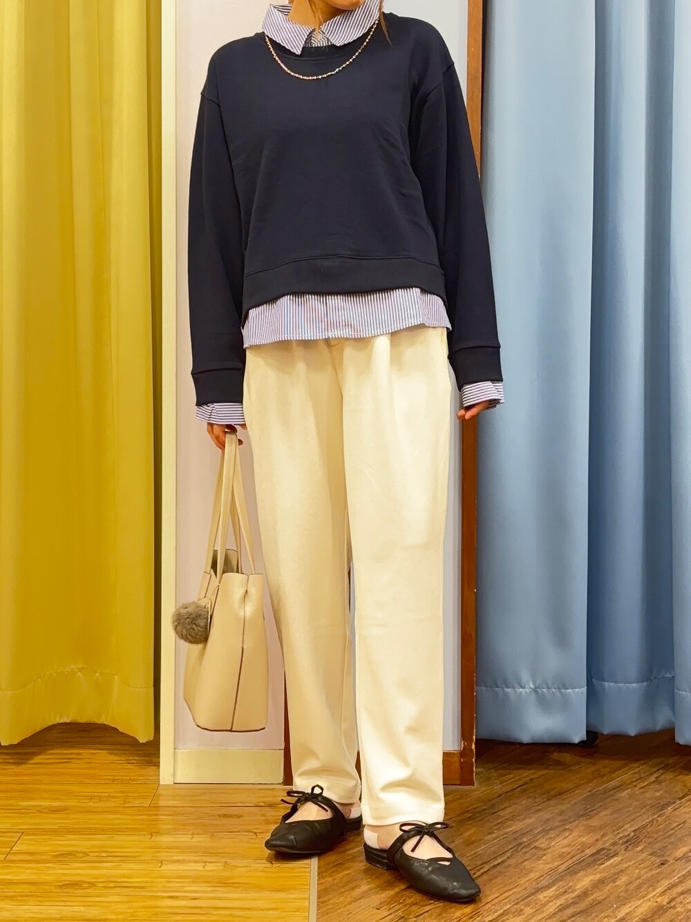 ブルー系のTシャツ/カットソー、ホワイト系のその他パンツ、グレー系のトートバッグを着用したレディースの秋コーディネートの5枚目の写真
