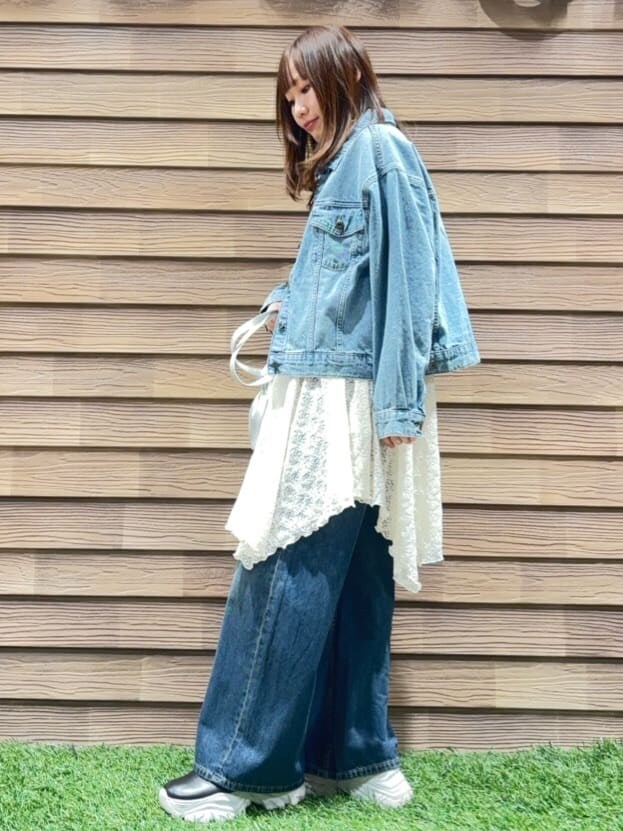 ブルー系のデニムジャケット、ホワイト系のTシャツ/カットソー、ホワイト系のチュニックを着用したレディースの春コーディネートの2枚目の写真