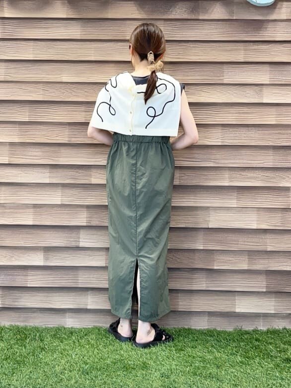 ホワイト系のカーディガン/ボレロ、グレー系のTシャツ/カットソー、グリーン系のワンピースを着用したレディースの夏コーディネートの3枚目の写真