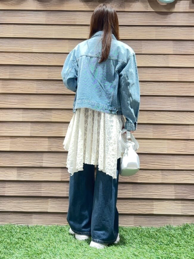 ブルー系のデニムジャケット、ホワイト系のTシャツ/カットソー、ホワイト系のチュニックを着用したレディースの春コーディネートの3枚目の写真