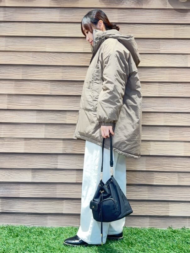 ブラウン系のその他アウター、ホワイト系のニット/セーター、ホワイト系のその他パンツを着用したレディースの秋コーディネートの2枚目の写真